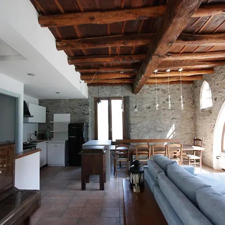 House On The Shore Of Apartamento Laglio